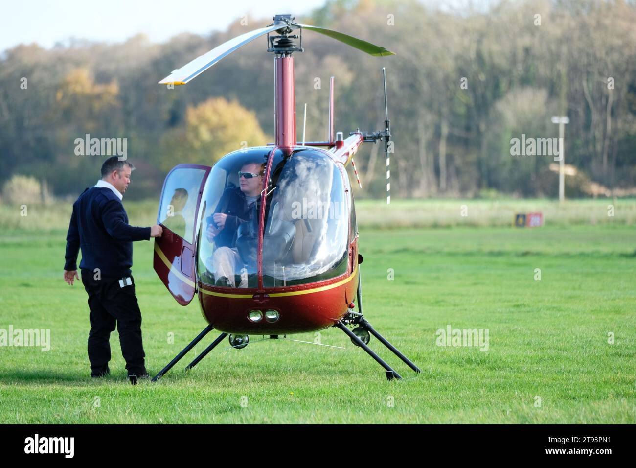 Robinson R22 Beta Helikopter und Fluglehrer werden häufig für Hubschrauberpiloten Flugtraining im November 2023 verwendet Stockfoto