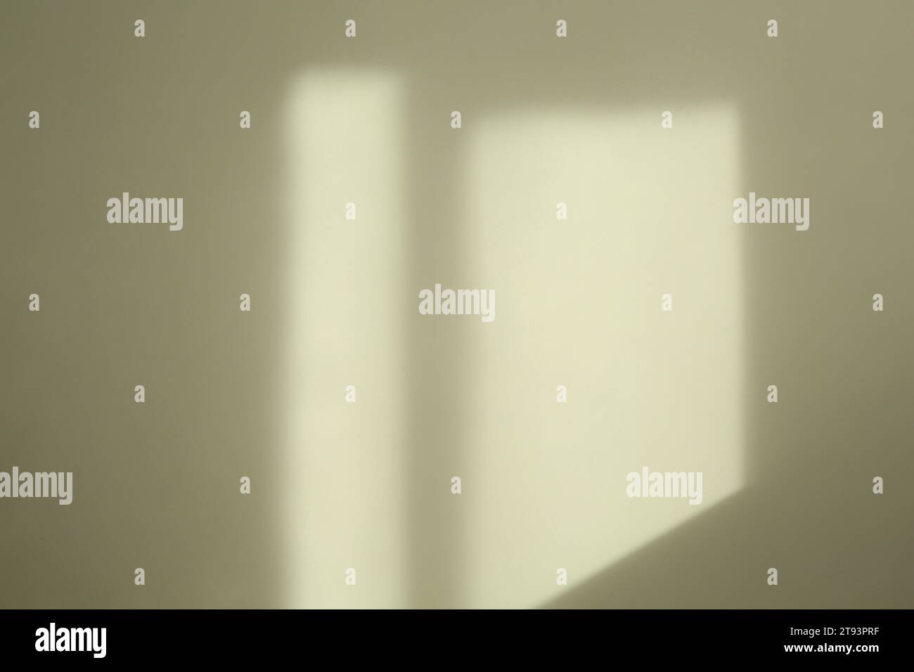 Licht und Schatten vom Fenster an der beigefarbenen Wand in Innenräumen Stockfoto