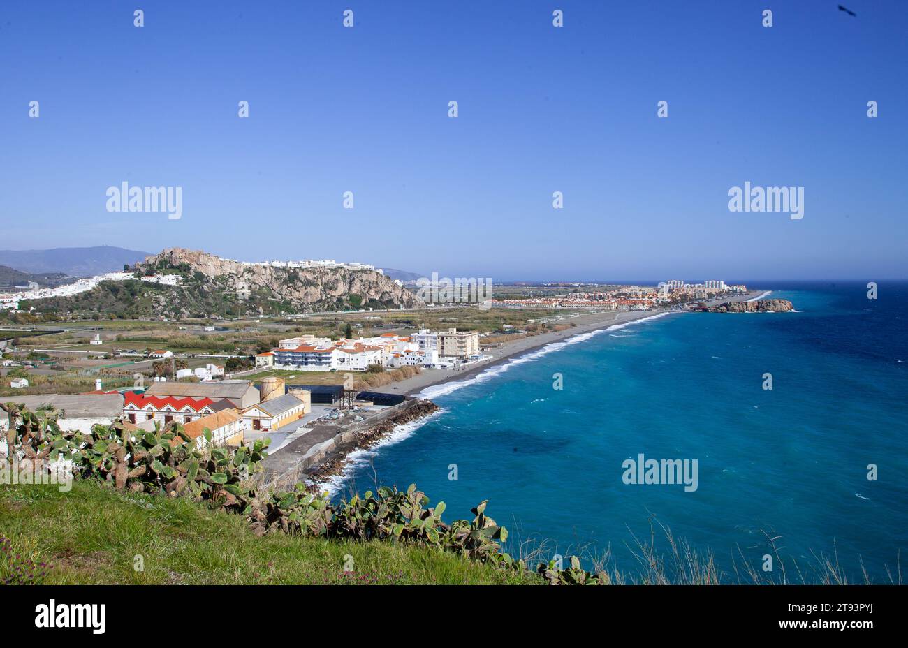 Salobrena, Blick auf die Küste der spanischen Villa an der Costa Tropical, Granada Stockfoto