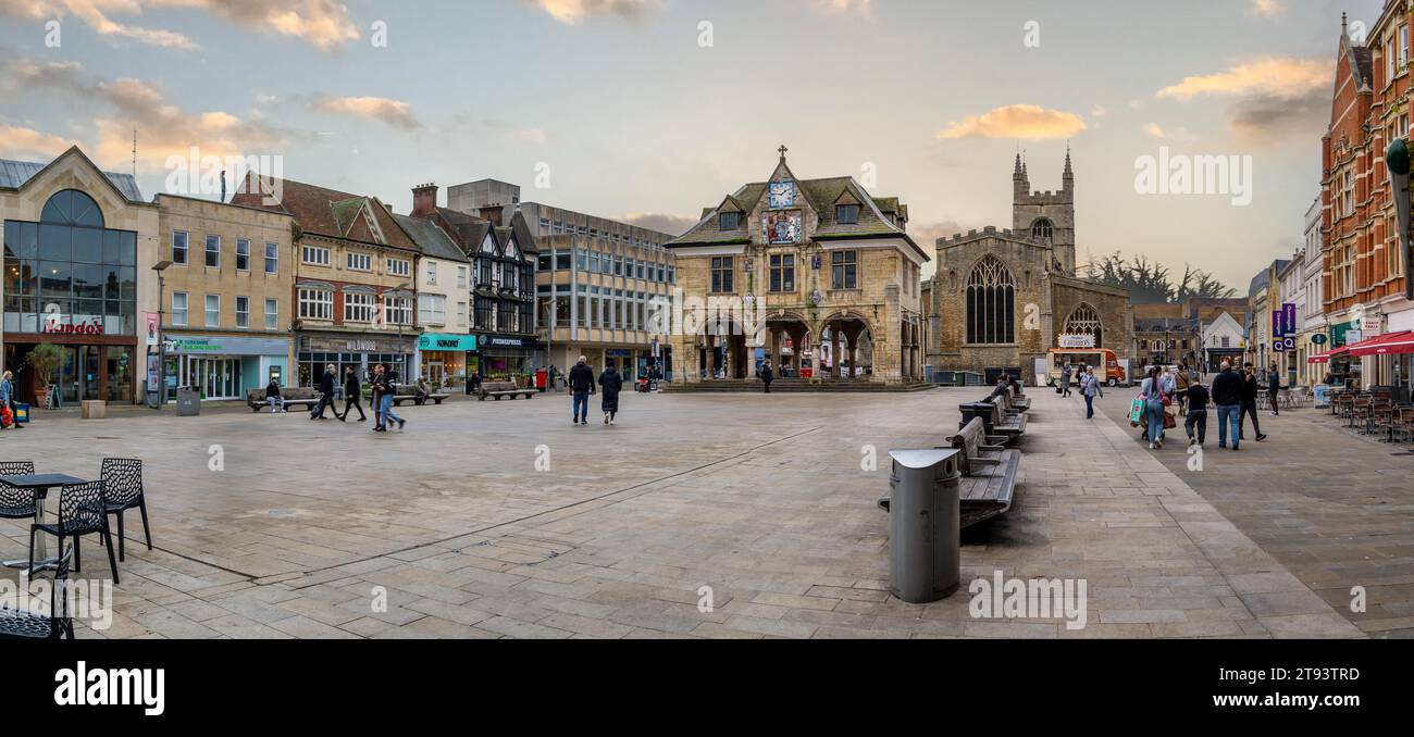 CATHEDRAL SQUARE, PETERBOROUGH, GROSSBRITANNIEN - 14. NOVEMBER 2023. Landschaftspanorama des historischen Guildhall-Gebäudes am Cathedral Square in einer Stadt in Peterborough Stockfoto