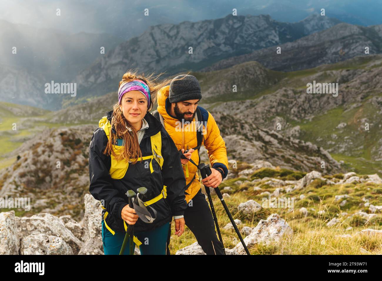 Porträt eines Wanderpaares im Berg. Outdoor-Sport und Aktivitäten Stockfoto