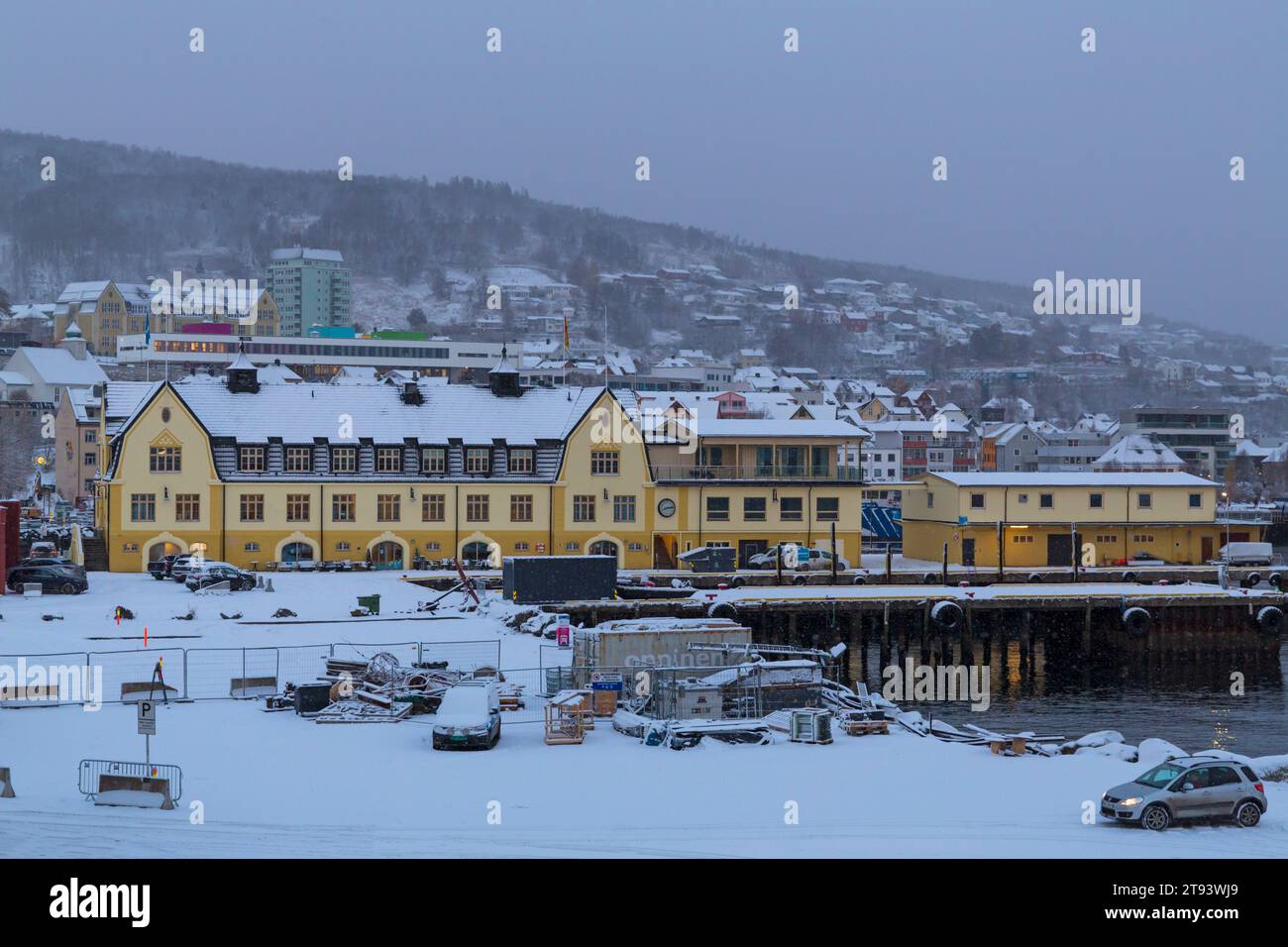 Gebäude entlang des Hafens im Schnee in Harstad, Norwegen, Skandinavien, Europa im Oktober Stockfoto