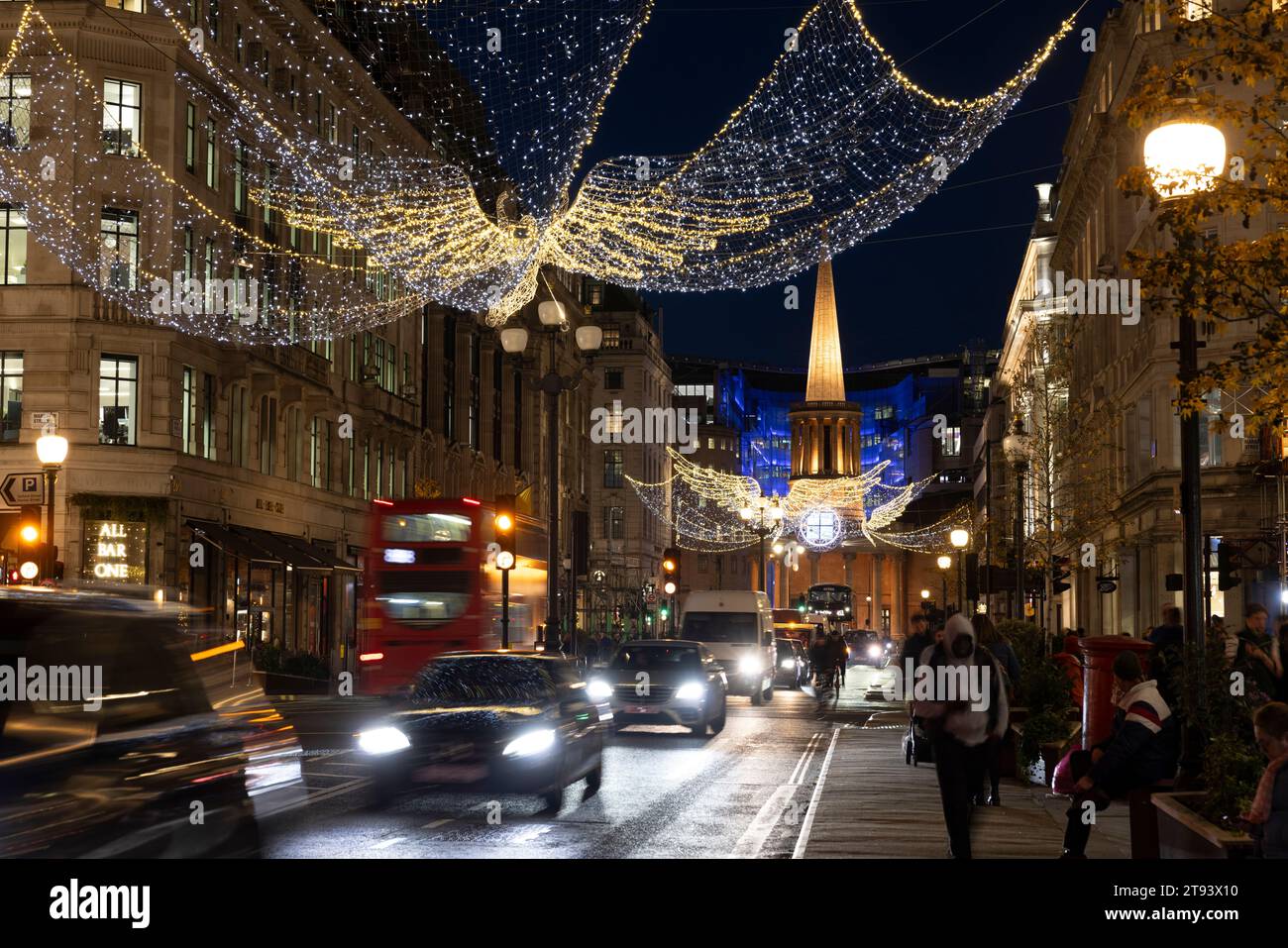 Weihnachtsbeleuchtung bei Dämmerung auf der Regent Street in Richtung Portland Place, Londons West End, England, Großbritannien Stockfoto