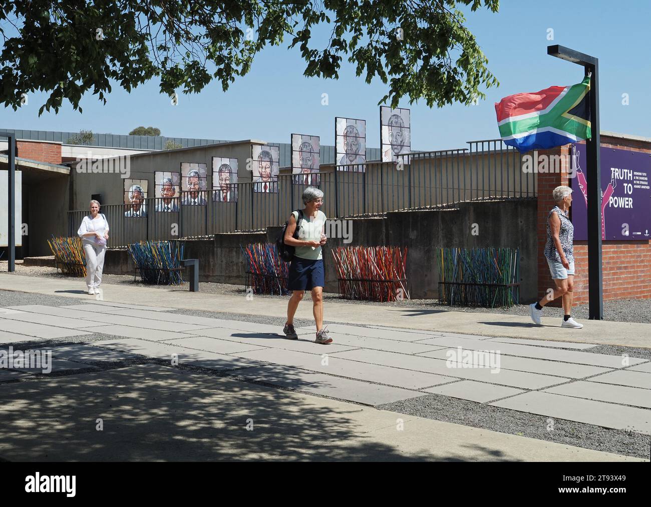 Außenansicht des Apartheid-Museums in Soweto, Gauteng, Südafrika mit drei Touristen. Stockfoto