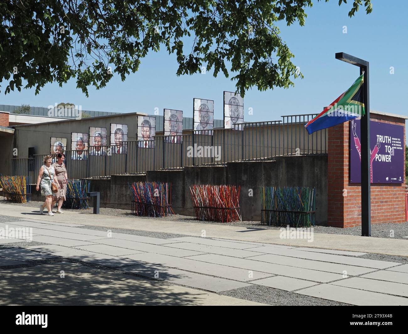 Außenansicht des Apartheid-Museums in Soweto, Gauteng, Südafrika mit zwei Touristen. Stockfoto