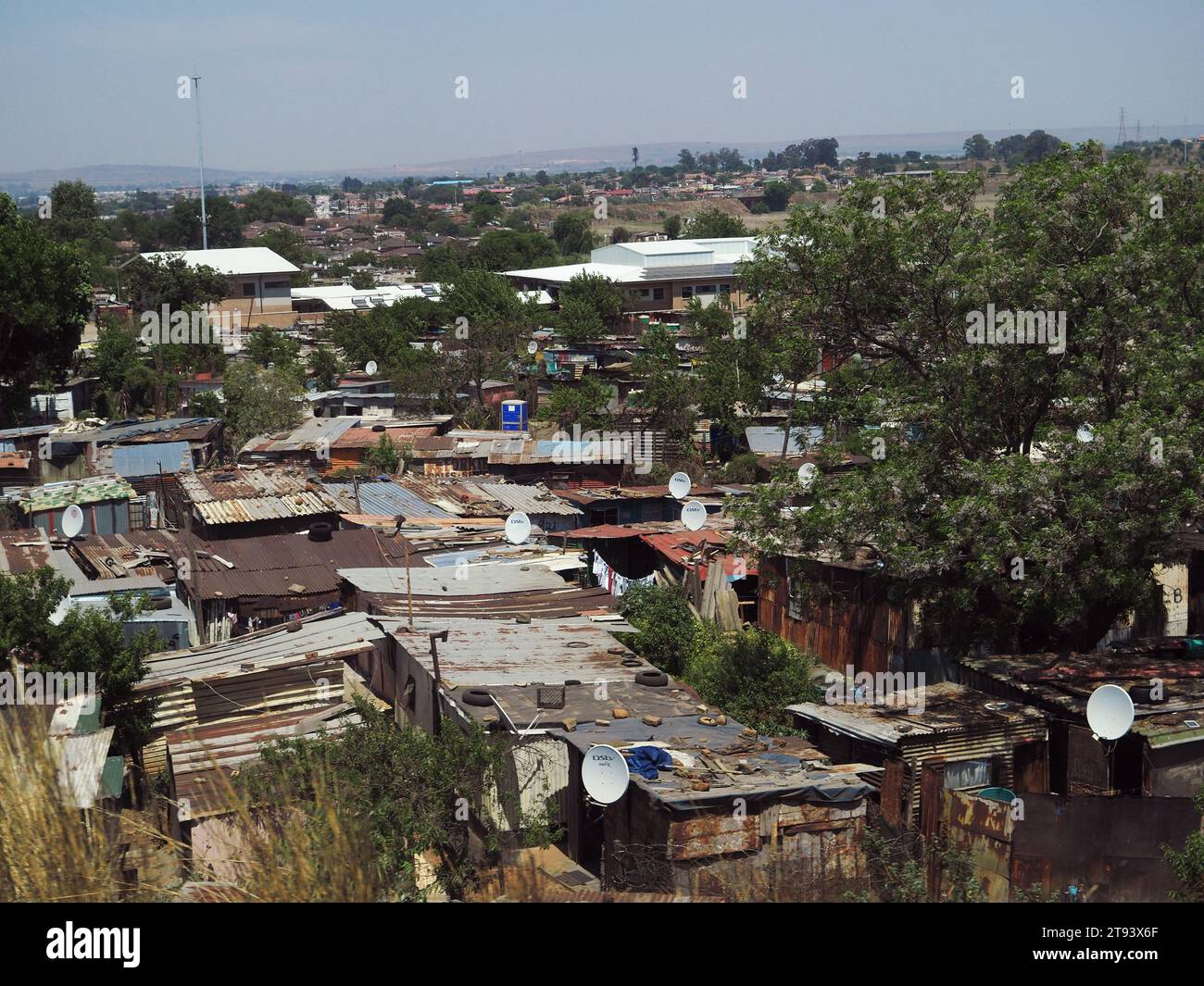Slumviertel in Soweto Township, Provinz Gauteng, Südafrika, mit vielen Satellitenfernsehschüsseln. Stockfoto