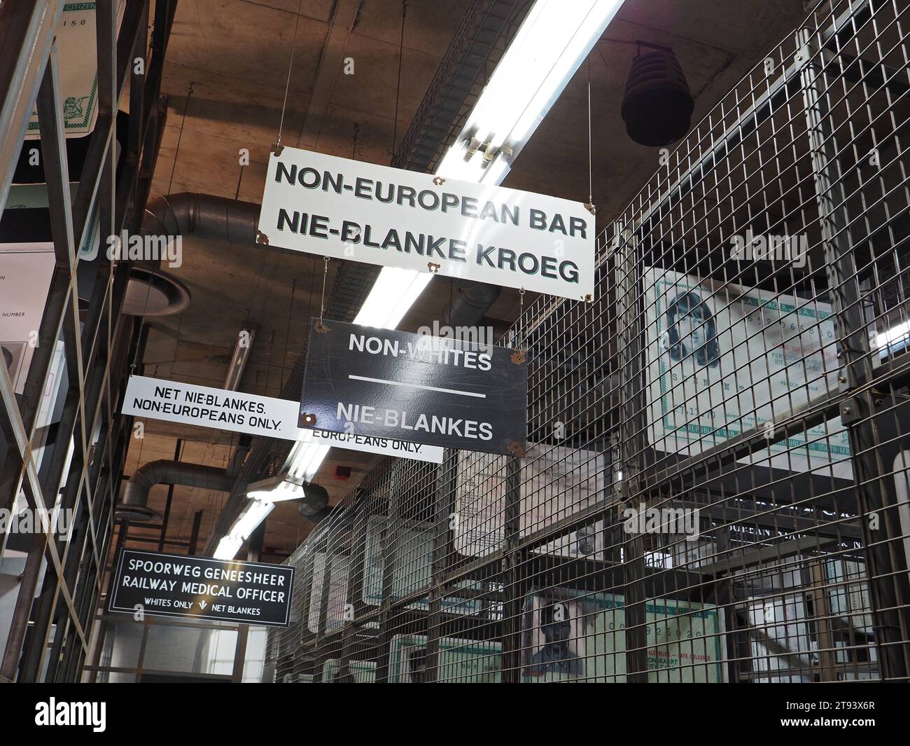 Verschiedene Zeichen und Ausweisdokumente im Apartheidmuseum in Soweto, Gauteng, Südafrika Stockfoto