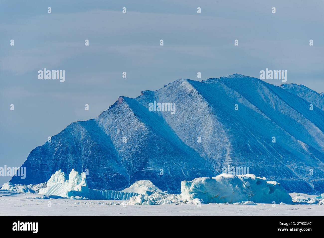 Eine winterliche Landschaft mit Bergen, Eisbergen und eisigem Meer. Stockfoto