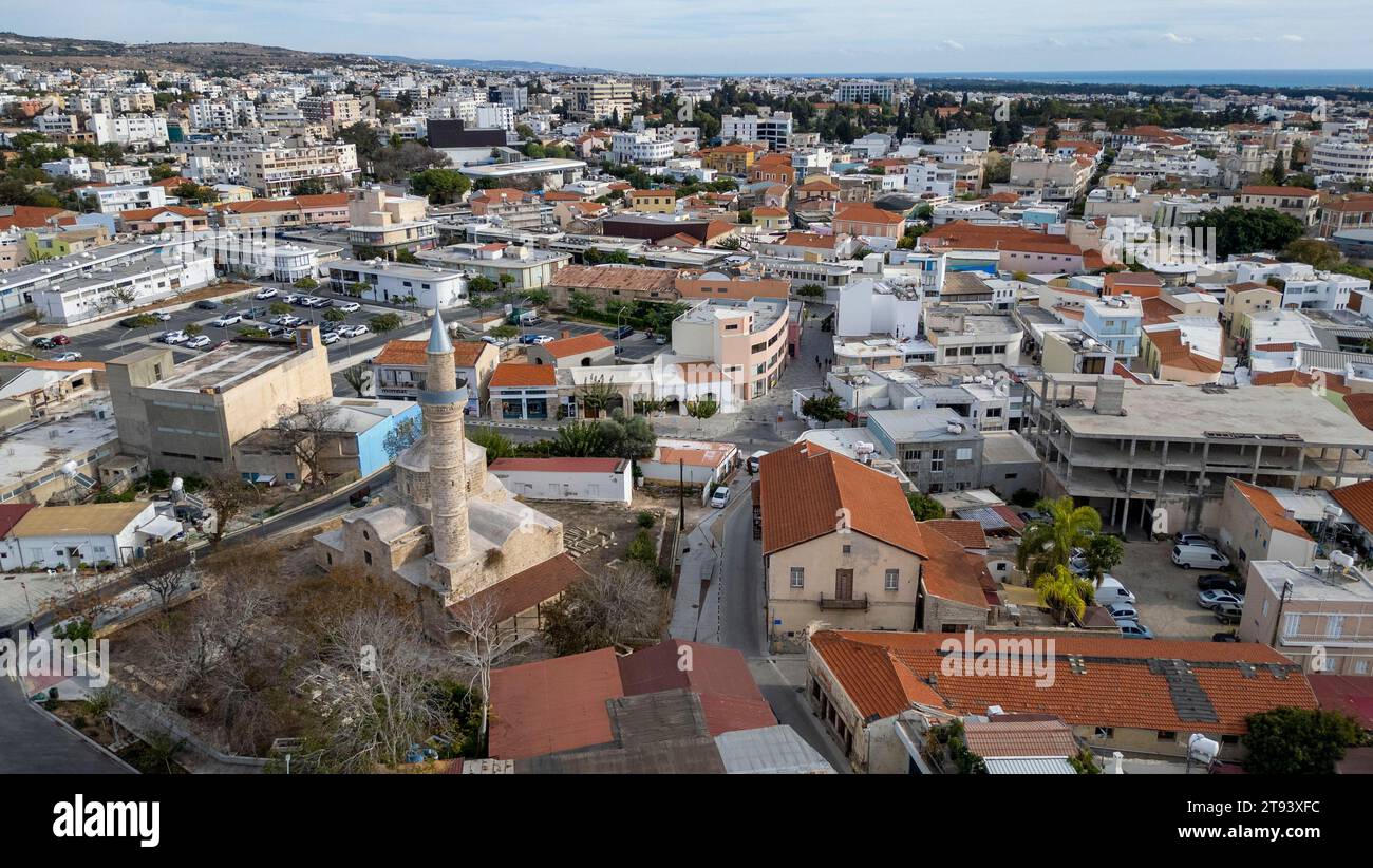 Luftaufnahme der Camii-Kebir-Moschee und des Mouttalos-Viertels in der Altstadt von Paphos, Paphos, Republik Zypern. Stockfoto