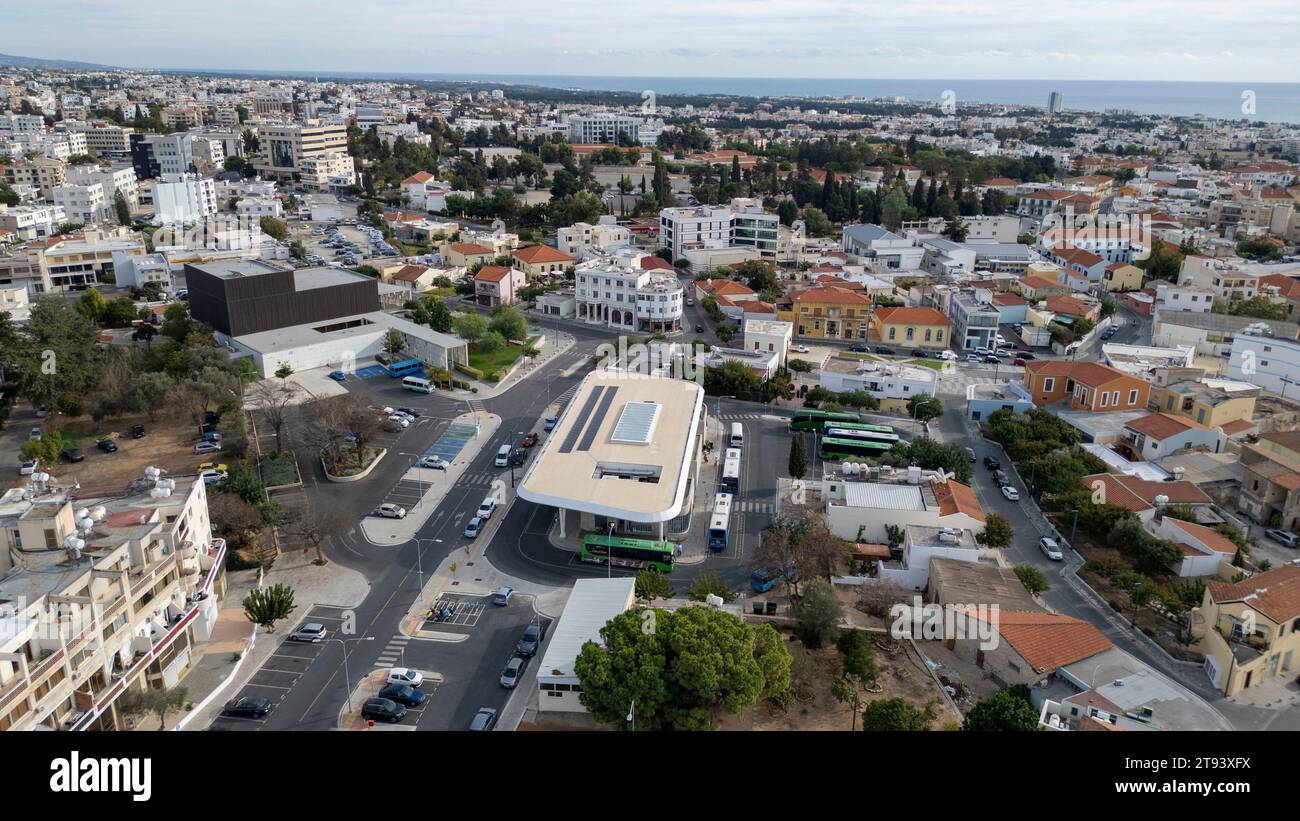 Aus der Vogelperspektive auf den neuen Busbahnhof Karavella, die Altstadt von paphos, Paphos, Zypern. Stockfoto