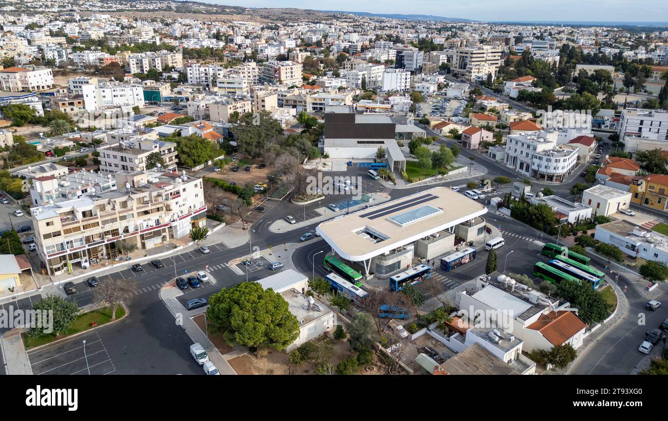 Aus der Vogelperspektive auf den neuen Busbahnhof Karavella, die Altstadt von paphos, Paphos, Zypern. Stockfoto