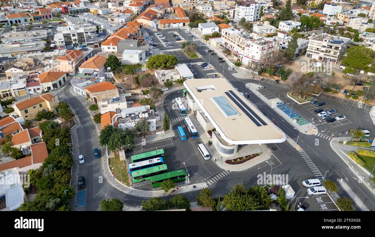 Aus der Vogelperspektive auf den neuen Busbahnhof Karavella, die Altstadt von paphos, Paphos, Zypern. Stockfoto