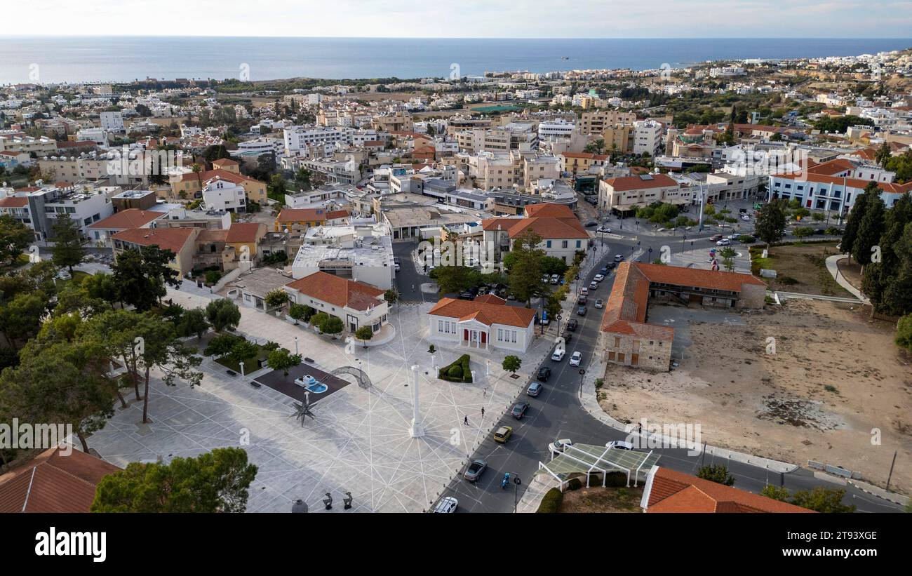 Drohnenblick auf Kennedy Square und Paphos Altstadt, Paphos, Republik Zypern. Stockfoto