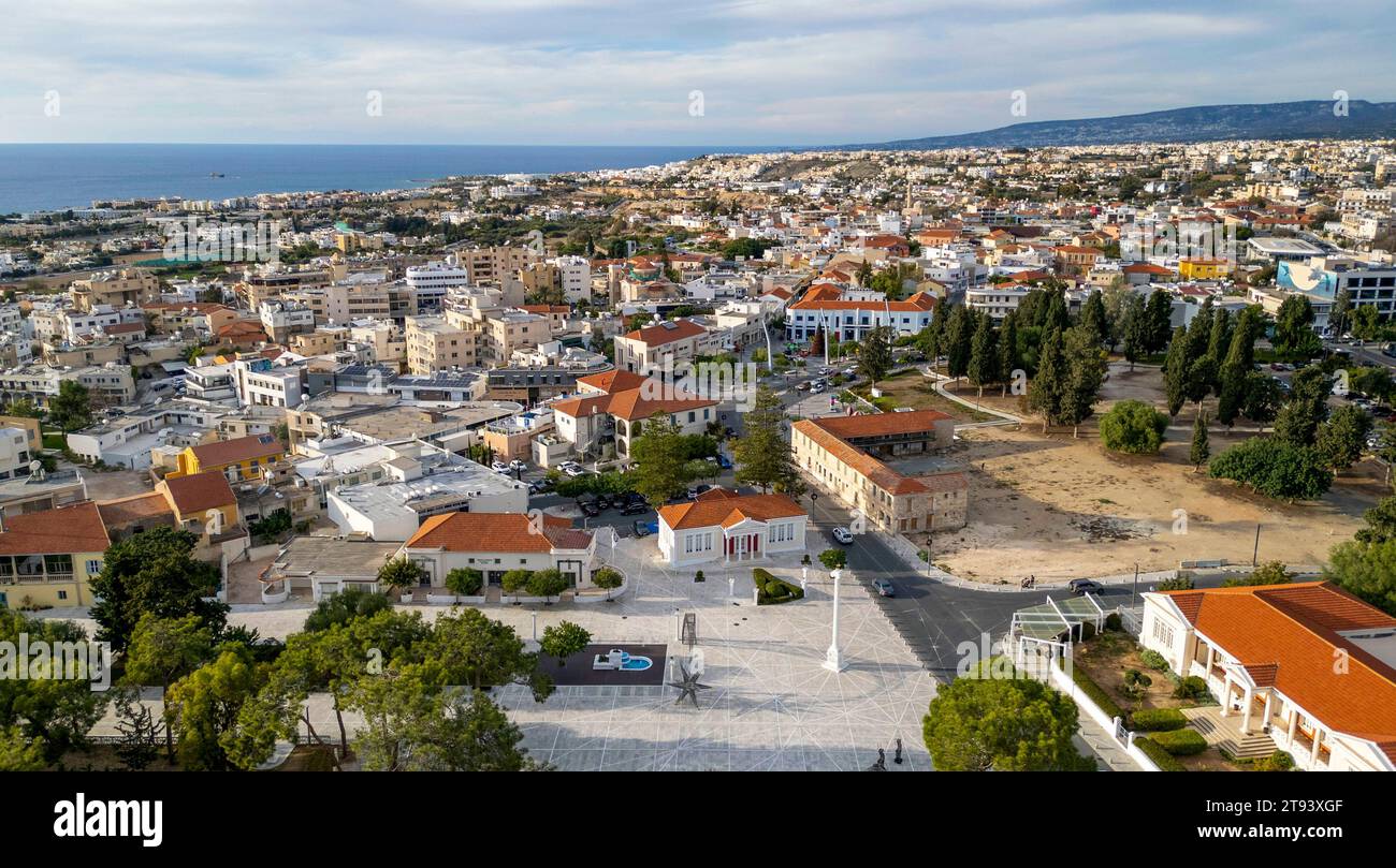 Drohnenblick auf Kennedy Square und Paphos Altstadt, Paphos, Republik Zypern. Stockfoto