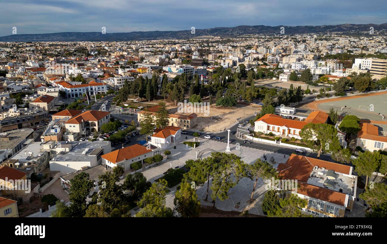 Drohnenblick auf Kennedy Square und Paphos Altstadt, Paphos, Republik Zypern. Stockfoto