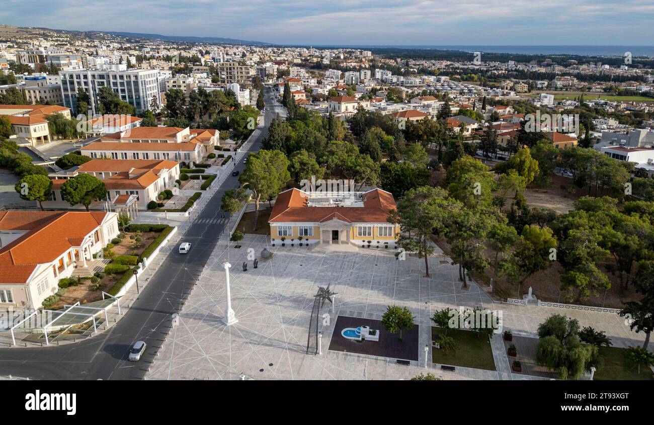 Drohnenansicht des Rathauses von Paphos, Platz am 28. Oktober, Paphos, Republik Zypern. Stockfoto