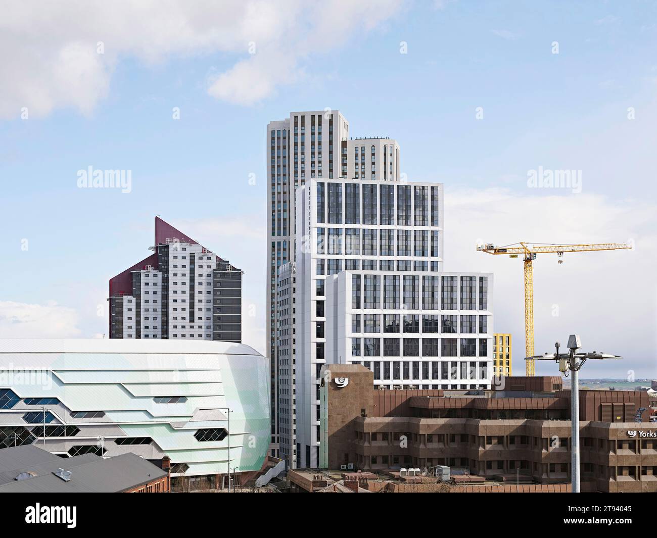 Hochhaus im urbanen Kontext. Altus House, Leeds, Großbritannien. Architekt: O'Connell East Architects, 2022. Stockfoto