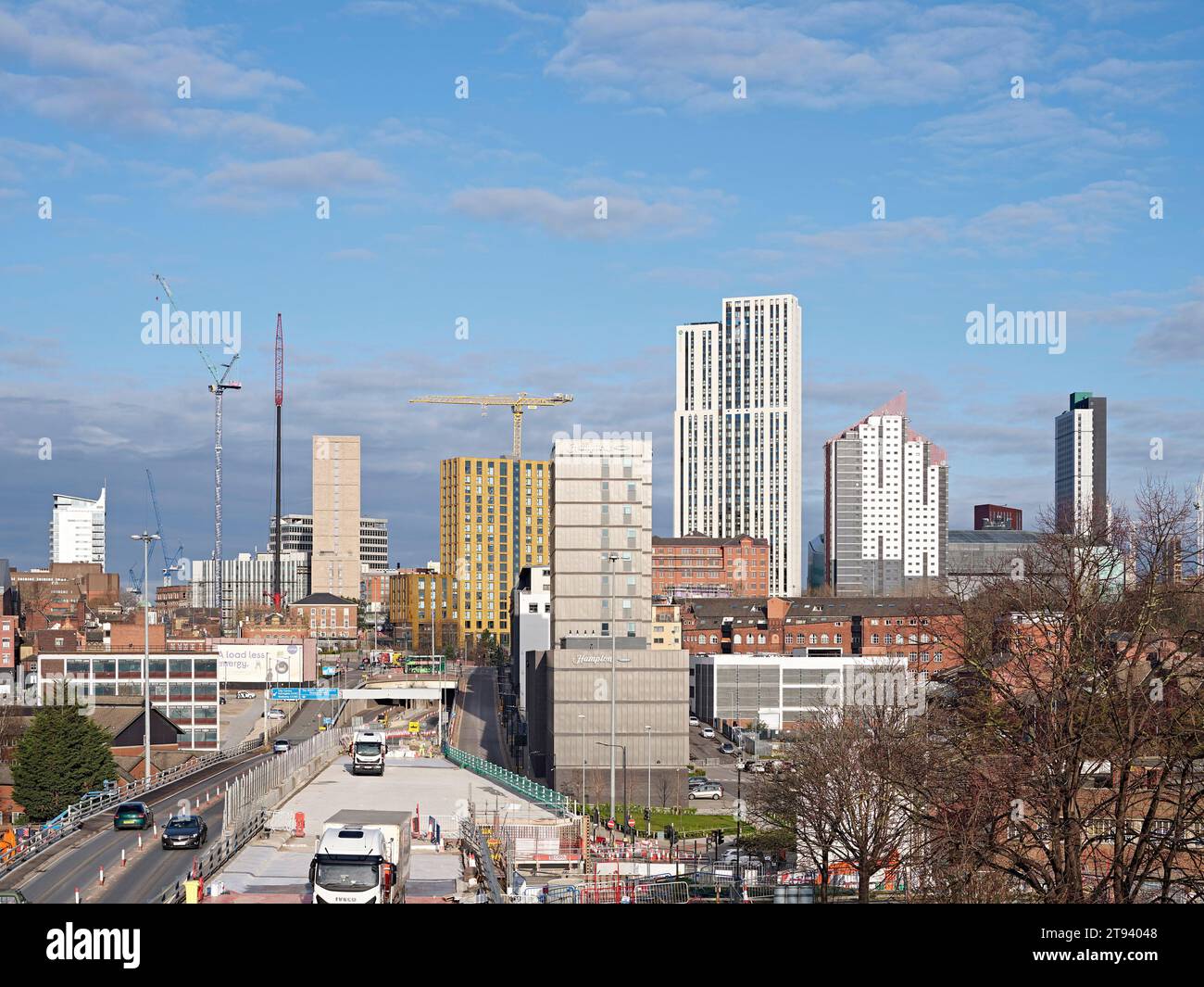 Blick auf die Stadt mit Hochhaus. Altus House, Leeds, Großbritannien. Architekt: O'Connell East Architects, 2022. Stockfoto