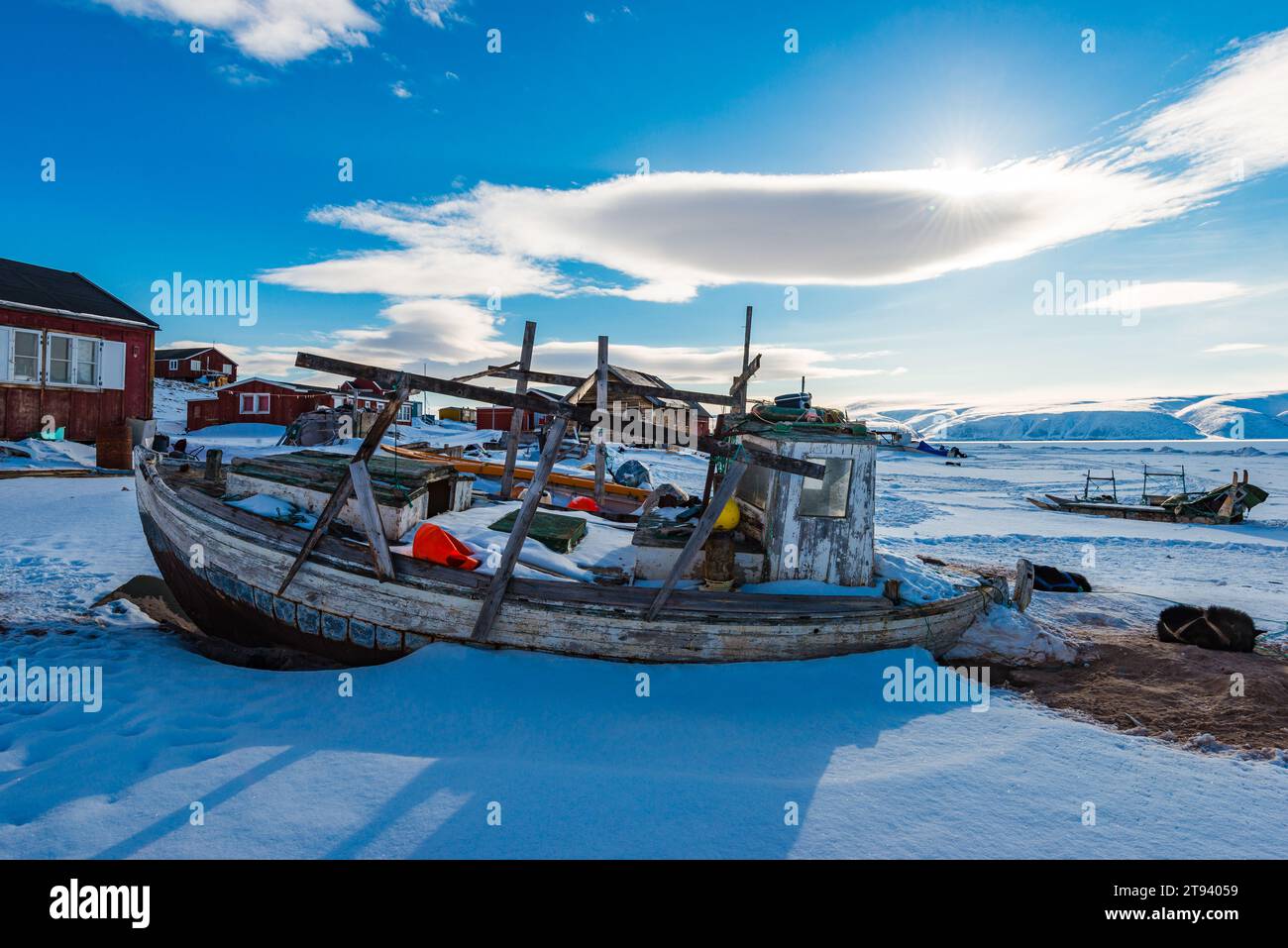 Verlassene Schiffswracks in verschneiten Küstengewässern während der Wintersaison. Stockfoto