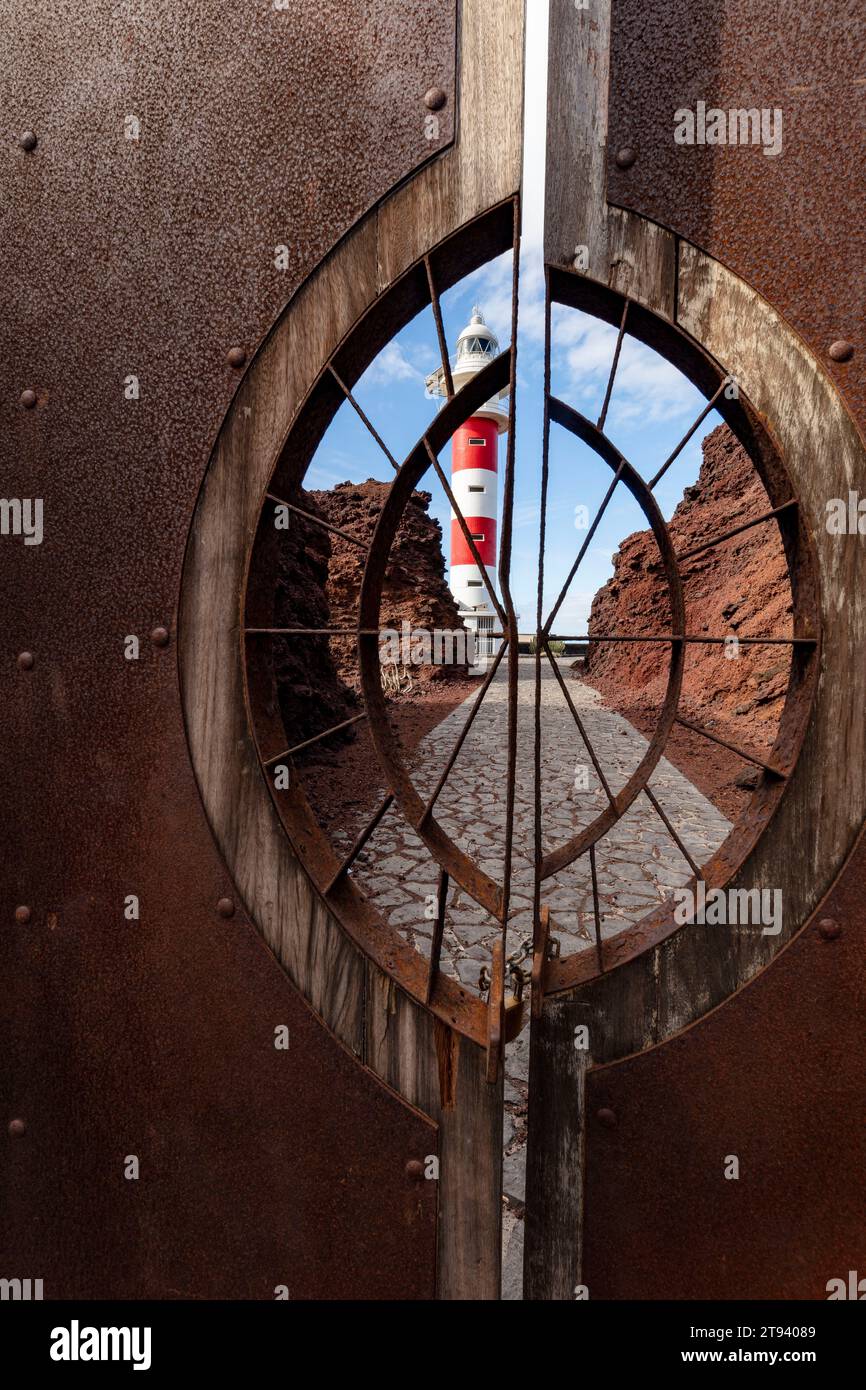 Hochauflösendes, skurriles Reisebild des Leuchtturms Punta de Teno bei gutem Sonnenlicht und negativem Raum, Teneˈɾife; Teneriffa, Kanarische Inseln, Stockfoto