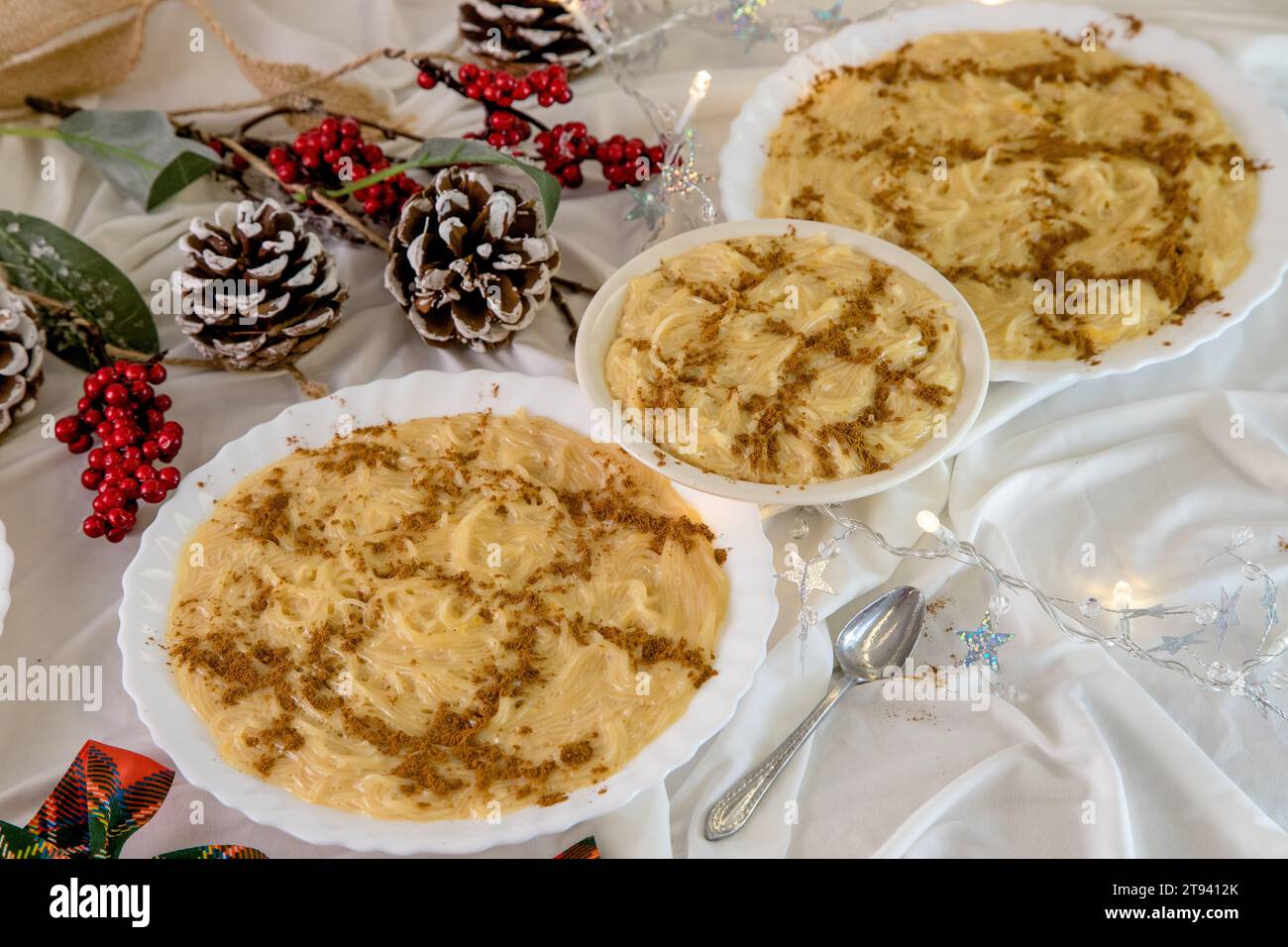 „Aletria“, ein typisches Vermicelli-Gericht der portugiesischen Gastronomie, das aus dünnem Teig, Milch, Zitronenschalen, Zimtpulver und Stäbchen, Zucker und Eigelb hergestellt wird. Stockfoto