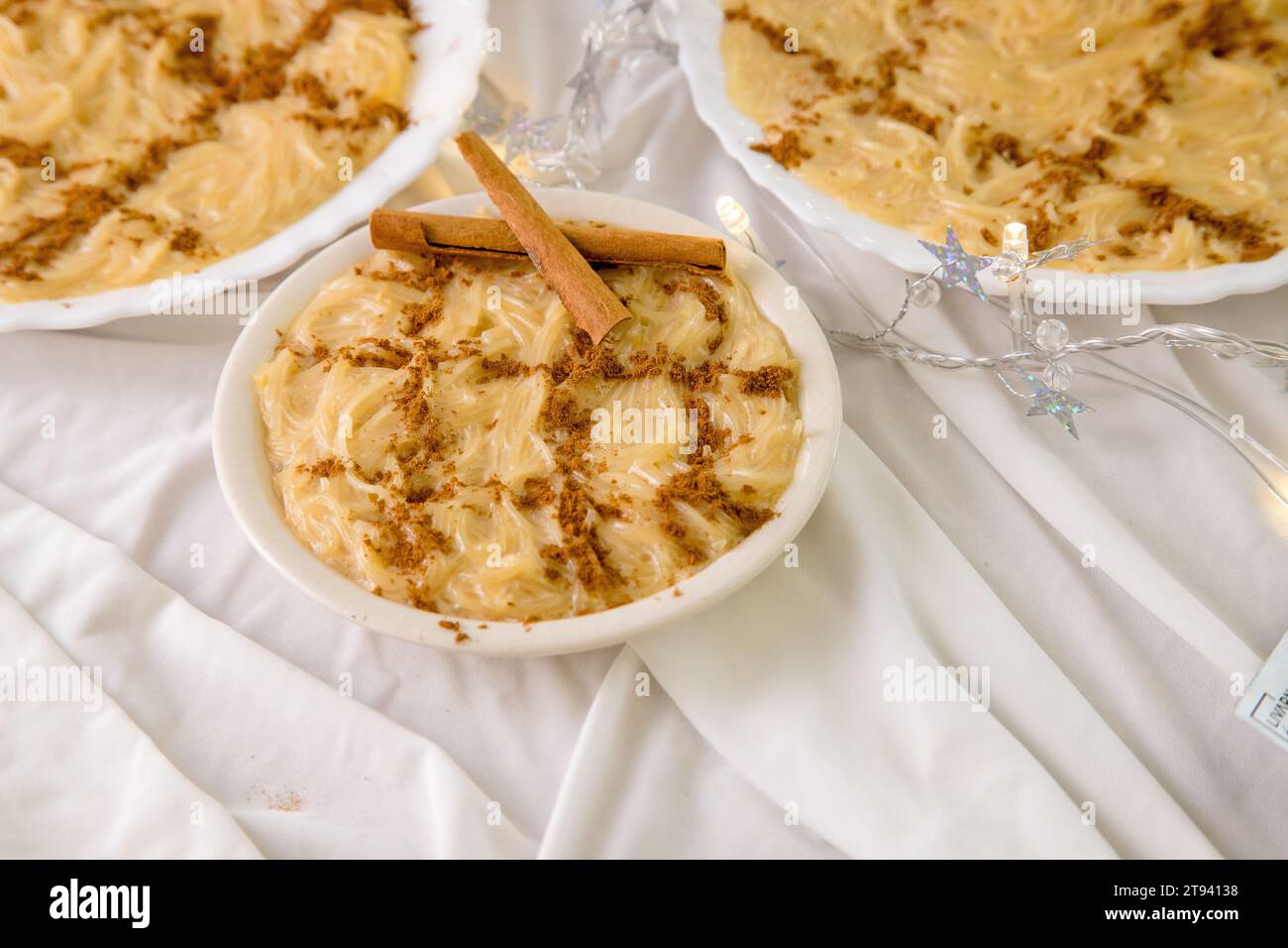 „Aletria“, ein typisches Vermicelli-Gericht der portugiesischen Gastronomie, das aus dünnem Teig, Milch, Zitronenschalen, Zimtpulver und Stäbchen, Zucker und Eigelb hergestellt wird. Stockfoto