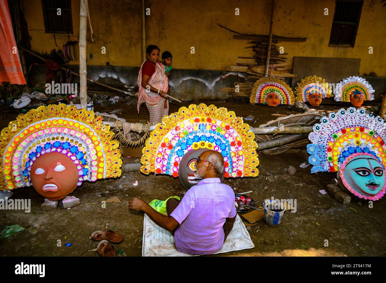 Ein Dorfidol-Künstler stellt große Farbmasken her, die Purulia Chhau Tanzmasken nachempfunden sind (Purulia Chhau Tanz ist auf der UNESCO-Liste der Tänze aufgeführt) von Göttinnen, Tieren und Rakshasas (humanoide Dämonen oder ungerechte Geister) wie hinduistische Mythologie-Charaktere aus Ton. Der Künstler malt dann die Götzenbilder mit Farbe, um sie in einem Jagaddhatri Puja Pandal zu installieren. Tehatta, Westbengalen, Indien. Stockfoto