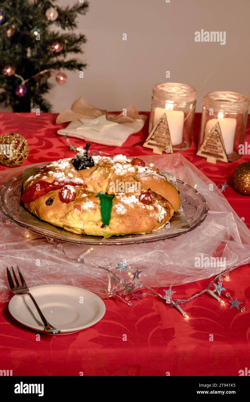 BOLO rei, typisch portugiesischer Kuchen, der auf Weihnachtsfeiern im Dezember und im Januar am Königstag verwendet wird, mit getrockneten Früchten und kandierten Früchten nach cov Stockfoto