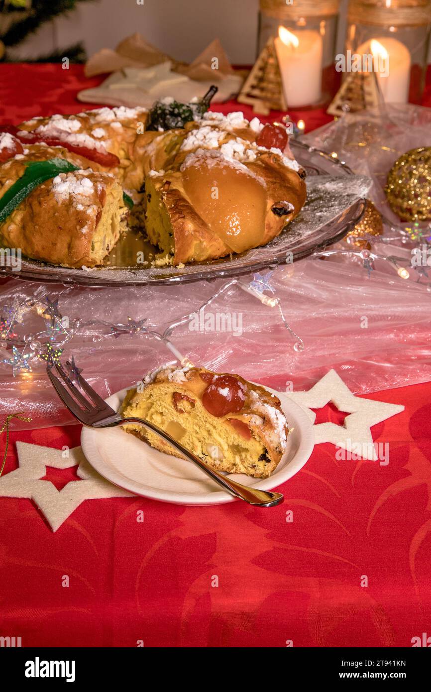 BOLO rei, typisch portugiesischer Kuchen, der auf Weihnachtsfeiern im Dezember und im Januar am Königstag verwendet wird, mit getrockneten Früchten und kandierten Früchten nach cov Stockfoto