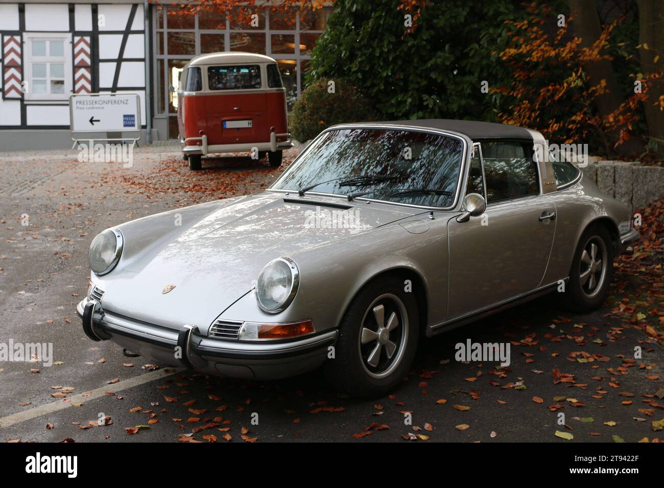 Porsche 911 Targa Oldtimer, F-Modell/Ur Targa vor VW Bus T1 und Schild Pressekonferenz. Pressetermin Classic Cars am 22.11.2023 zum 41. Classic & Prestige Salon im Rahmen der Essen Motor Show 2023 Messe Essen, 02. - 10.12.2023, Jagdhaus Schellenberg, Schellenberger Wald Jahreszeit: Herbst, Essen D. *** Porsche 911 targa Oldtimer, F-Modell Ur Targa vor VW Bus T1 und SHIELD Pressekonferenz Presseveranstaltung Classic Cars am 22 11 2023 zum Classic Prestige Salon 41 im Rahmen der Essen Motor Show 2023 Messe Essen, 02 10 12 2023, Jagdhaus Schellenberg, Schellenberger Wald Jahreszeit her Stockfoto