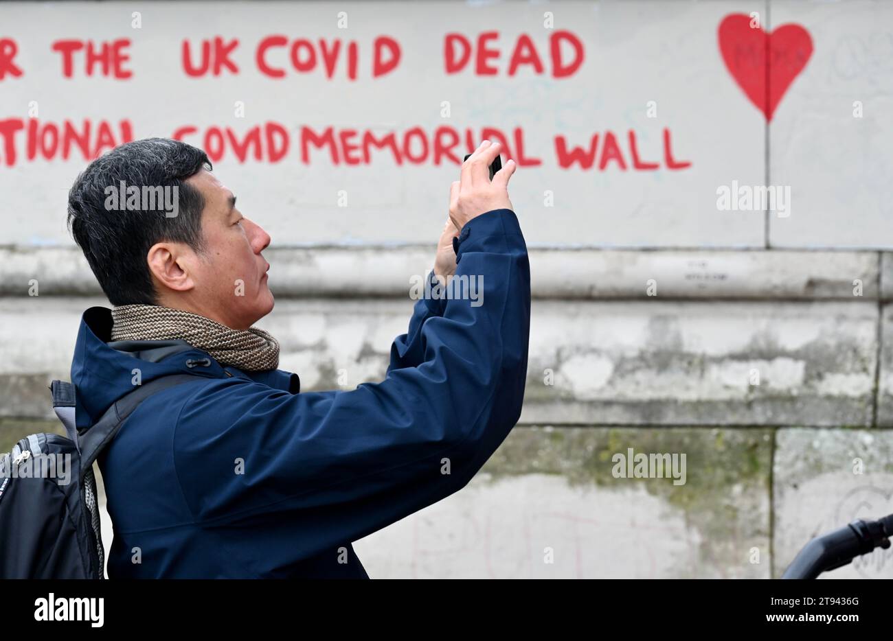 November 2023. London, Großbritannien. Die nationale COVID-19-Gedenkmauer am St. Thomas' Hospital, Westminster. Die unabhängige öffentliche Untersuchung zu den Auswirkungen der COVID-19-Pandemie wurde von Boris Johnson im Juni 2021 angekündigt und soll im Frühjahr 2022 beginnen. Quelle: michael melia/Alamy Live News Stockfoto