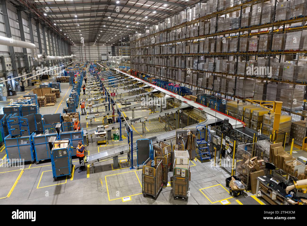 Das Bild vom 14. November zeigt das Amazon-Versandzentrum in Peterborough, Cambs, während es sich auf den Black Friday vorbereitet. Das Personal arbeitet rund um die Uhr Stockfoto