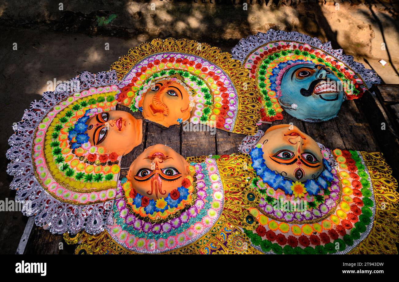 Ein Dorfidol-Künstler stellt große Farbmasken her, die Purulia Chhau Tanzmasken nachempfunden sind (Purulia Chhau Tanz ist auf der UNESCO-Liste der Tänze aufgeführt) von Göttinnen, Tieren und Rakshasas (humanoide Dämonen oder ungerechte Geister) wie hinduistische Mythologie-Charaktere aus Ton. Der Künstler malt dann die Götzenbilder mit Farbe, um sie in einem Jagaddhatri Puja Pandal zu installieren. Tehatta, Westbengalen, Indien. Stockfoto