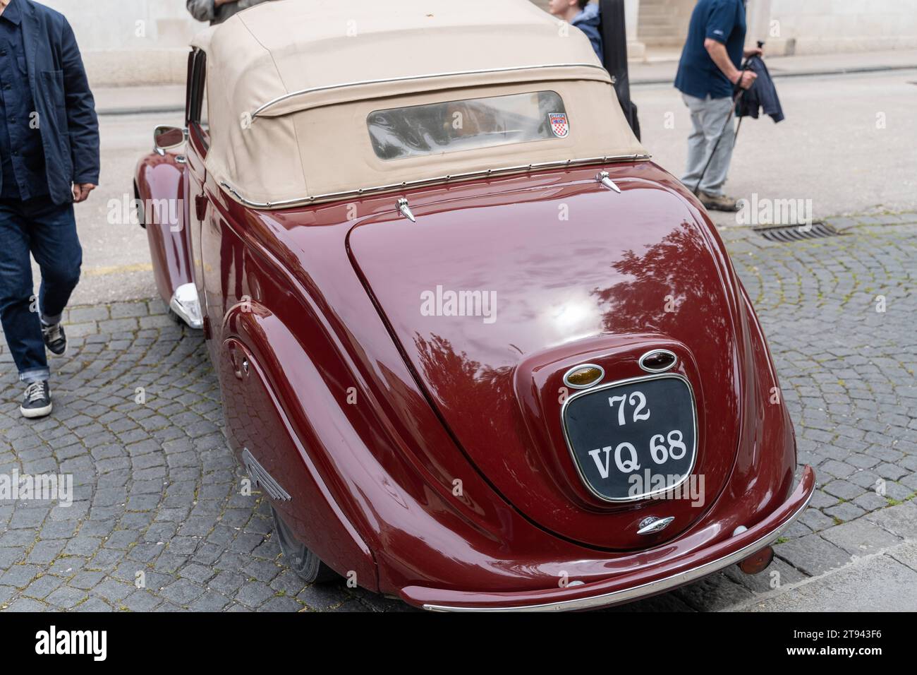 Split, Kroatien - 13. Mai 2023: Oldtimer Peugeot 202 Cabriolet in Weinrot mit beigem Dach *** Oldtimer Auto Peugeot 202 Cabriolet in weinrot mit einem beigen Dach Stockfoto