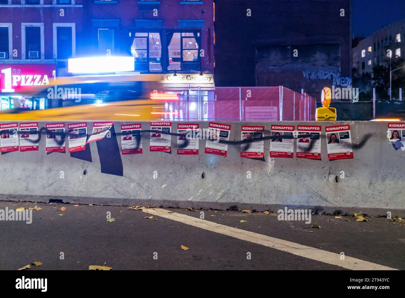 Am Freitag, den 10. November 2023, werden auf Trikotbarrikaden im Stadtteil Chelsea in New York gepostet. Bei den Flugblättern handelt es sich um eine Initiative israelischer Künstler aus New York, um das Bewusstsein für die Vermissten nach dem Angriff der Hamas auf Israel in der vergangenen Woche zu schärfen. (© Richard B. Levine) Stockfoto