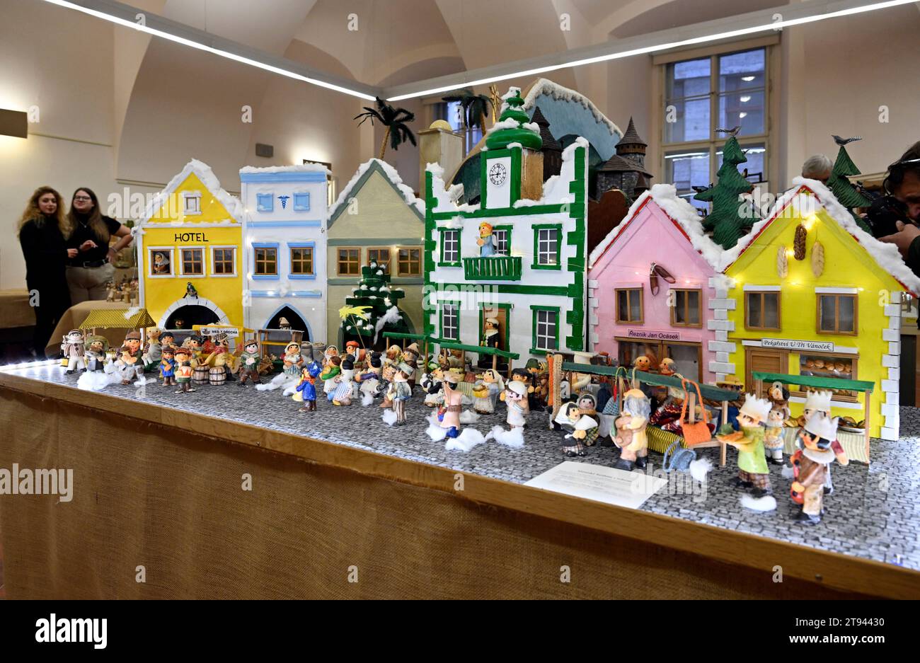 Jubiläumsausstellung von Krippen im Klementinum, die nur einmal alle 100 Jahre stattfindet, in Prag, Tschechische Republik, 22. November 2023. Die Ausstellung findet in Klementinum statt, wo 1562 die erste Krippe in den tschechischen Ländern entstand und 1923 die Jubilee Manger Scene Exhibition organisiert wurde. Eine repräsentative Ausstellung zeigt die Werke der besten zeitgenössischen Schöpfer von Krippen in der Tschechischen Republik und ist der tschechische Teil der weltweiten Feier des 800. Jahrestages der ersten Krippe von St. Franziskus von Assisi in Greccio in Stockfoto