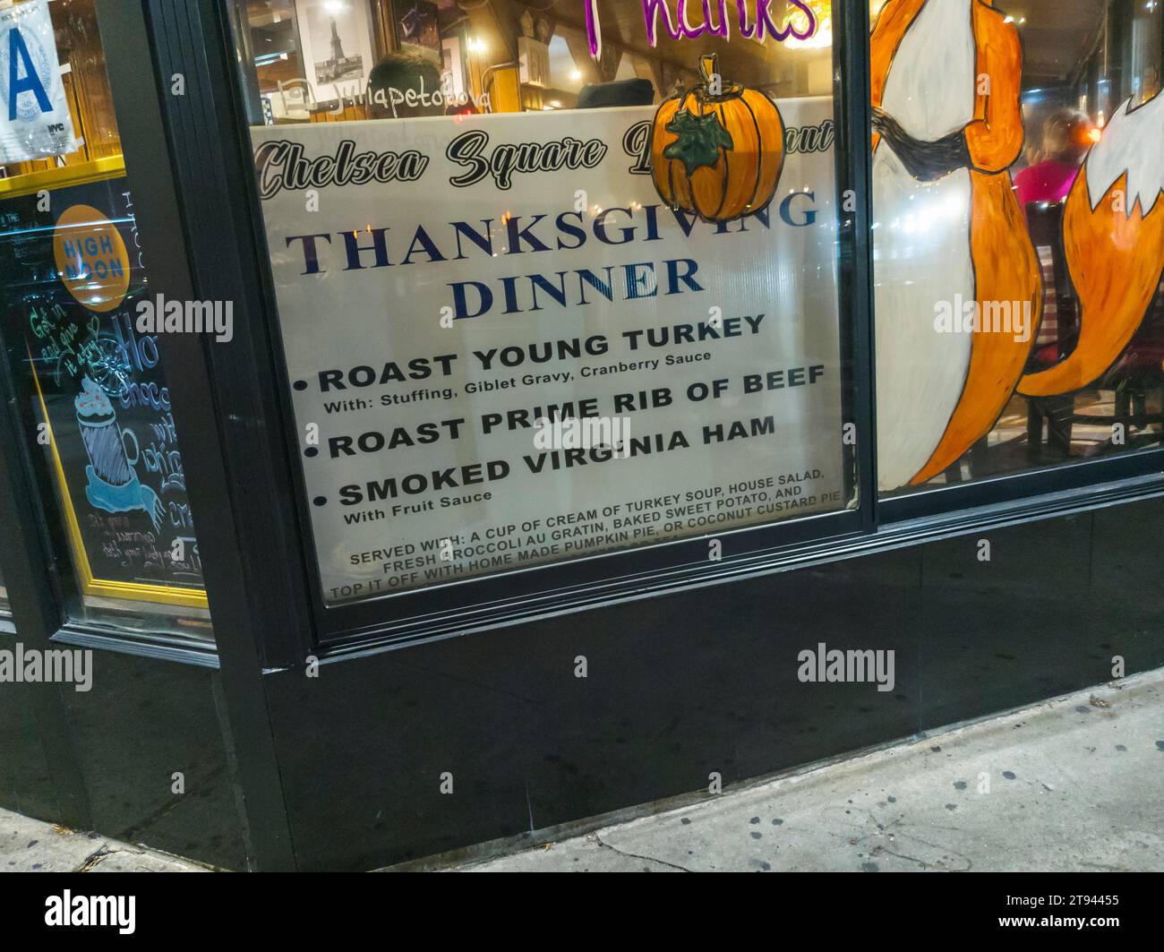 Das Chelsea Square Restaurant in New York wirbt für das Thanksgiving Day Special, das am Mittwoch, den 15. November 2023, stattfindet. Die Umfrage der American Farm Bureau Federation berichtet, dass die Kosten für ein Thanksgiving-Abendessen im Vergleich zum letzten Jahr leicht gefallen sind, aber gegenüber 2019 immer noch um 25 % gestiegen sind. (© Richard B. Levine) Stockfoto