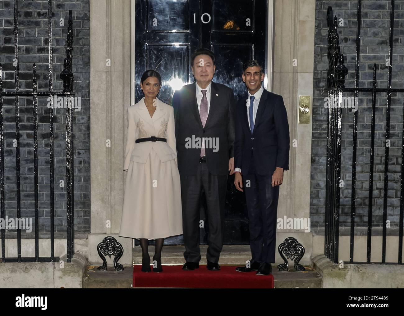 London, Großbritannien. November 2023. Der britische Premierminister Rishi Sunak begrüßt zusammen mit seiner Frau Akshata Murty den Präsidenten der Republik Korea, seine Exzellenz Yoon Suk Yeol, in der Downing Street 10 im Rahmen ihres Staatsbesuchs in Großbritannien. Quelle: Imageplotter/Alamy Live News Stockfoto