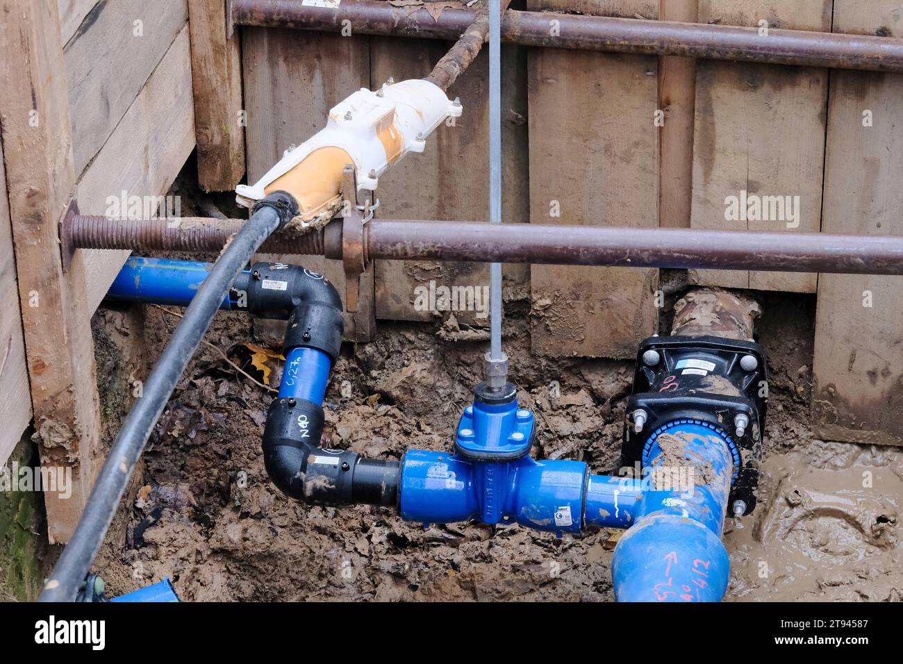 Düsseldorf 22.11.2023 Rohrleitungsbau Baustelle Kanalbauarbeiten Tiefbauarbeiten Versorgungsrohre Wasserleitungen Mischwasserkanal Absperrschieber Düsseldorf Nordrhein-Westfalen Deutschland *** Düsseldorf 22 11 2023 Rohrleitungsbau Kanalbau Tiefbauarbeiten Versorgungsrohre Wasserleitungen Wasserrohre Kombikanalabsperrventil Düsseldorf Nordrhein-Westfalen Deutschland Credit: Imago/Alamy Live News Stockfoto