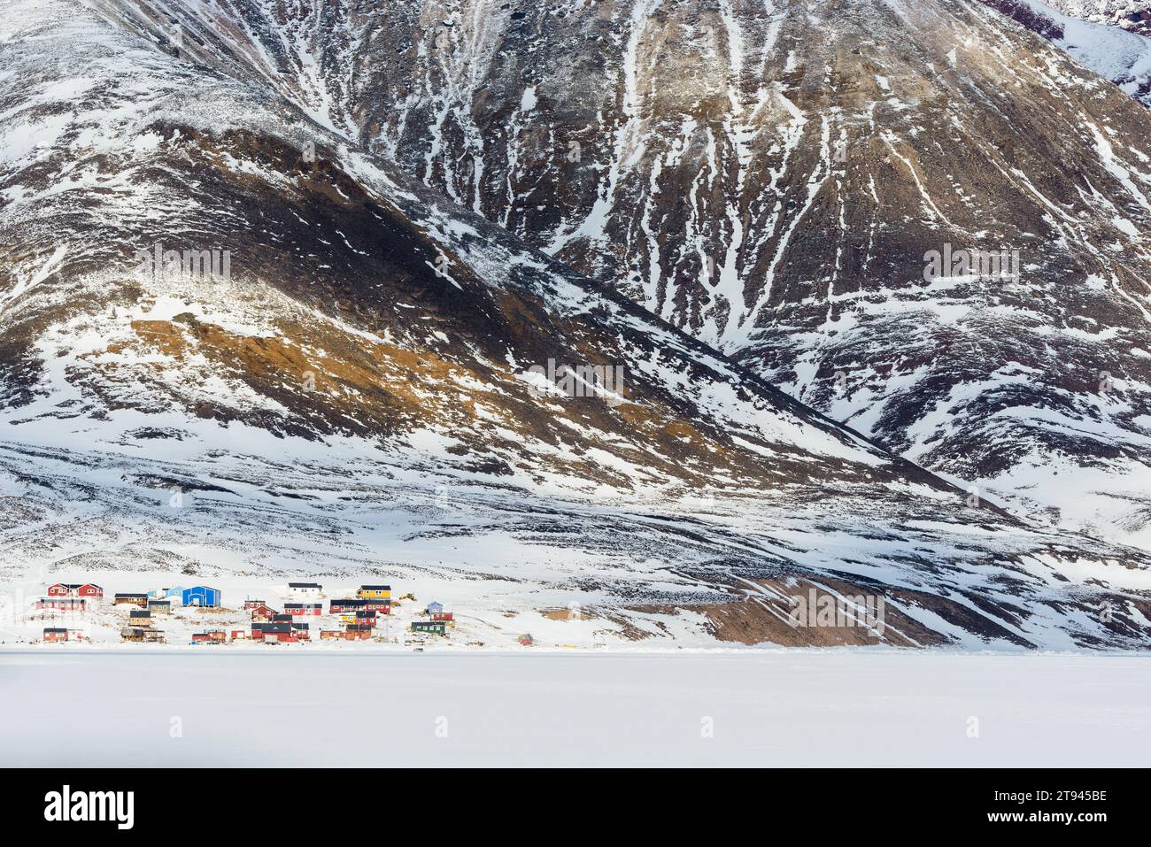 Schneebedecktes Bergdorf in Grönland an einem kalten Wintertag Stockfoto