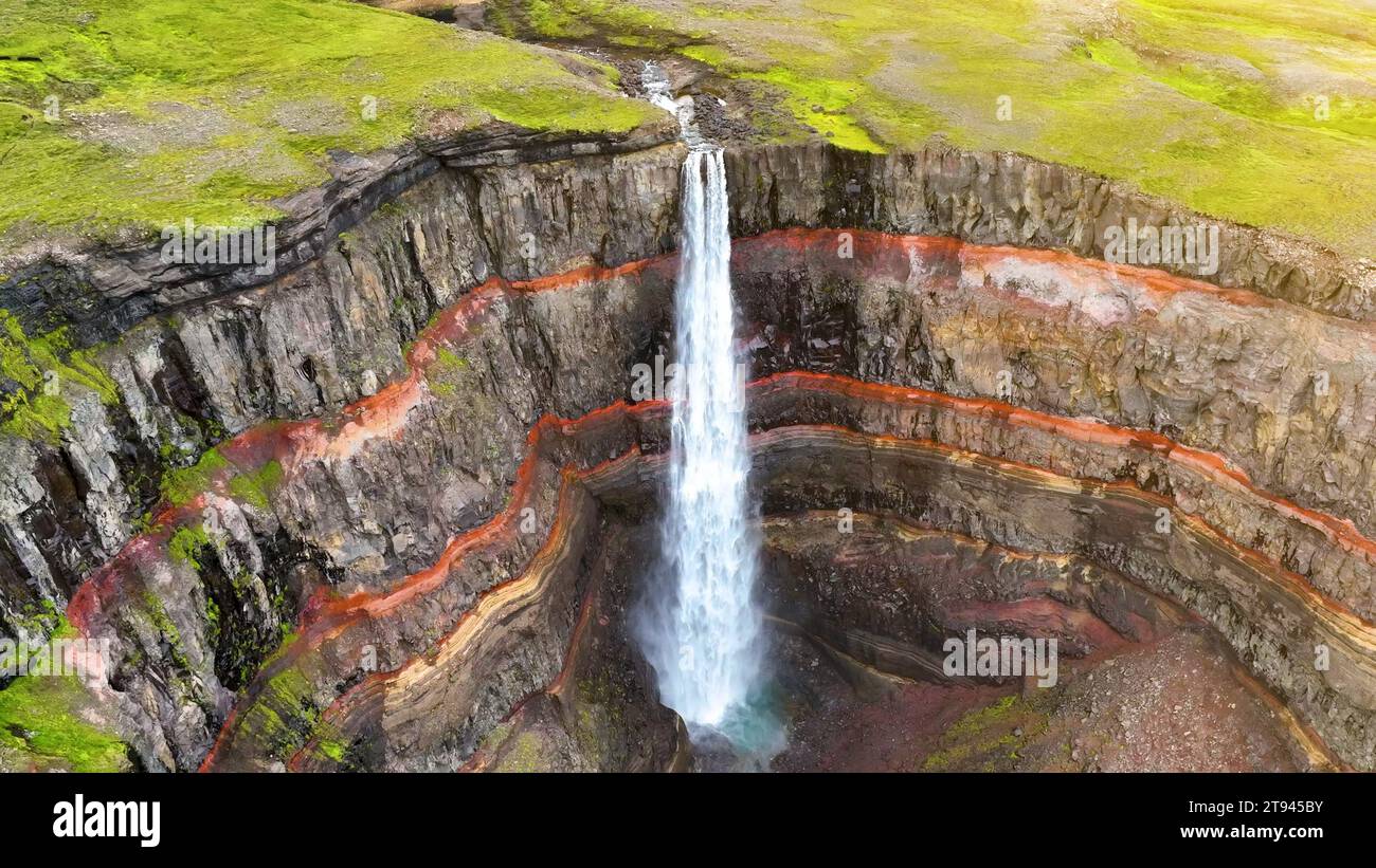 Luftaufnahme des Hengifoss Wasserfalls, Epic Drone Shot Mountain Wasserfall. Stockfoto