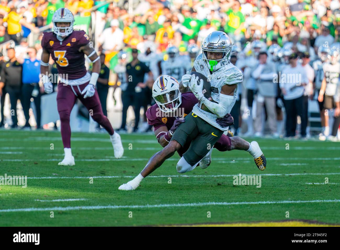 Der Oregon Ducks Wide Receiver Tez Johnson (15) bricht während eines NCAA Football-Spiels gegen die Arizona State Sun Devils am Samstag, den 18. November 2023, in Tempe aus dem Verteidiger. Arizona. Oregon besiegte Arizona State 49-13 (Marcus Wilkins/Image of Sport) Stockfoto