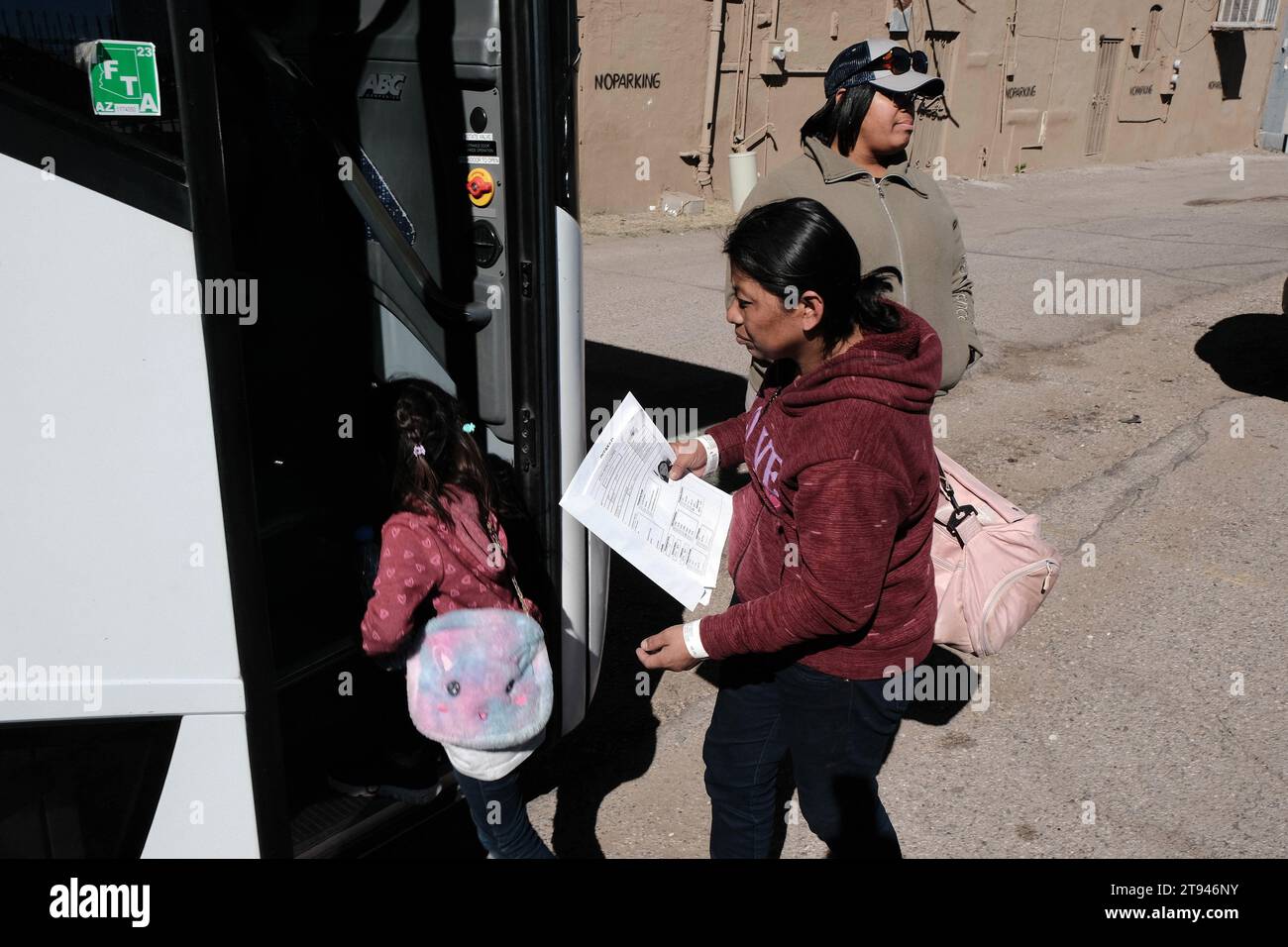 Nogales, Arizona, USA. November 2023. Migrant Street Releases in Nogales, Arizona. Illegale Ausländer aus Dutzenden von Nationen werden auf den Straßen von Nogales abgesetzt, nachdem sie von der US-Grenzpolizei aufgegriffen wurden, nachdem sie die Grenze zwischen den USA und Mexiko überquert hatten. Auf einem Parkplatz warten sie auf Busse, die sie zu Schutzräumen in Tucson bringen, wo sie verarbeitet und dann deportiert oder freigelassen werden. Tausende von Migranten überquerten täglich die Grenzgemeinden. (Kreditbild: © Christopher Brown/ZUMA Press Wire) NUR REDAKTIONELLE VERWENDUNG! Nicht für kommerzielle ZWECKE! Stockfoto