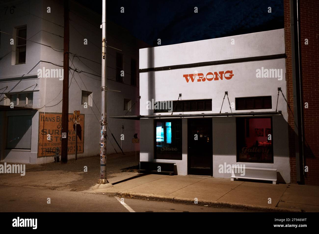 Falscher Laden bei Nacht in Marfa, Texas Stockfoto