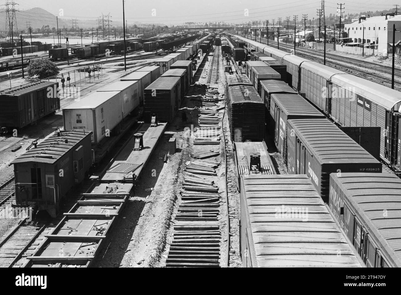 Los Angeles, Kalifornien, USA - 10. Mai 1985: Archiviertes Schwarzweiß-Editorial-Bild des historischen Southern Pacific Railroad Taylor Yard. Stockfoto
