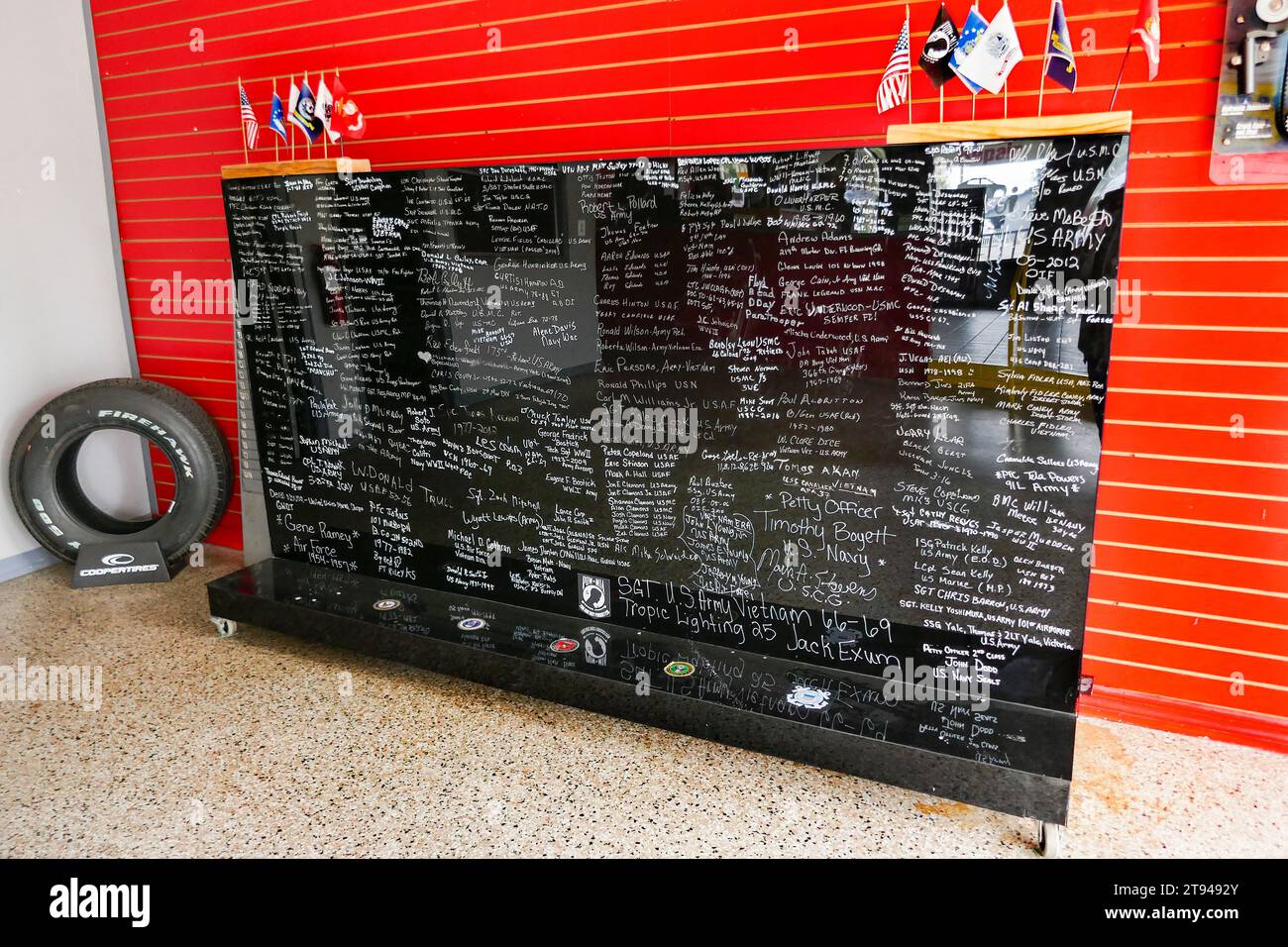 Namen der Kunden, die beim US-Militär in einem Reifenladen in Nord-Florida gedient haben. Stockfoto