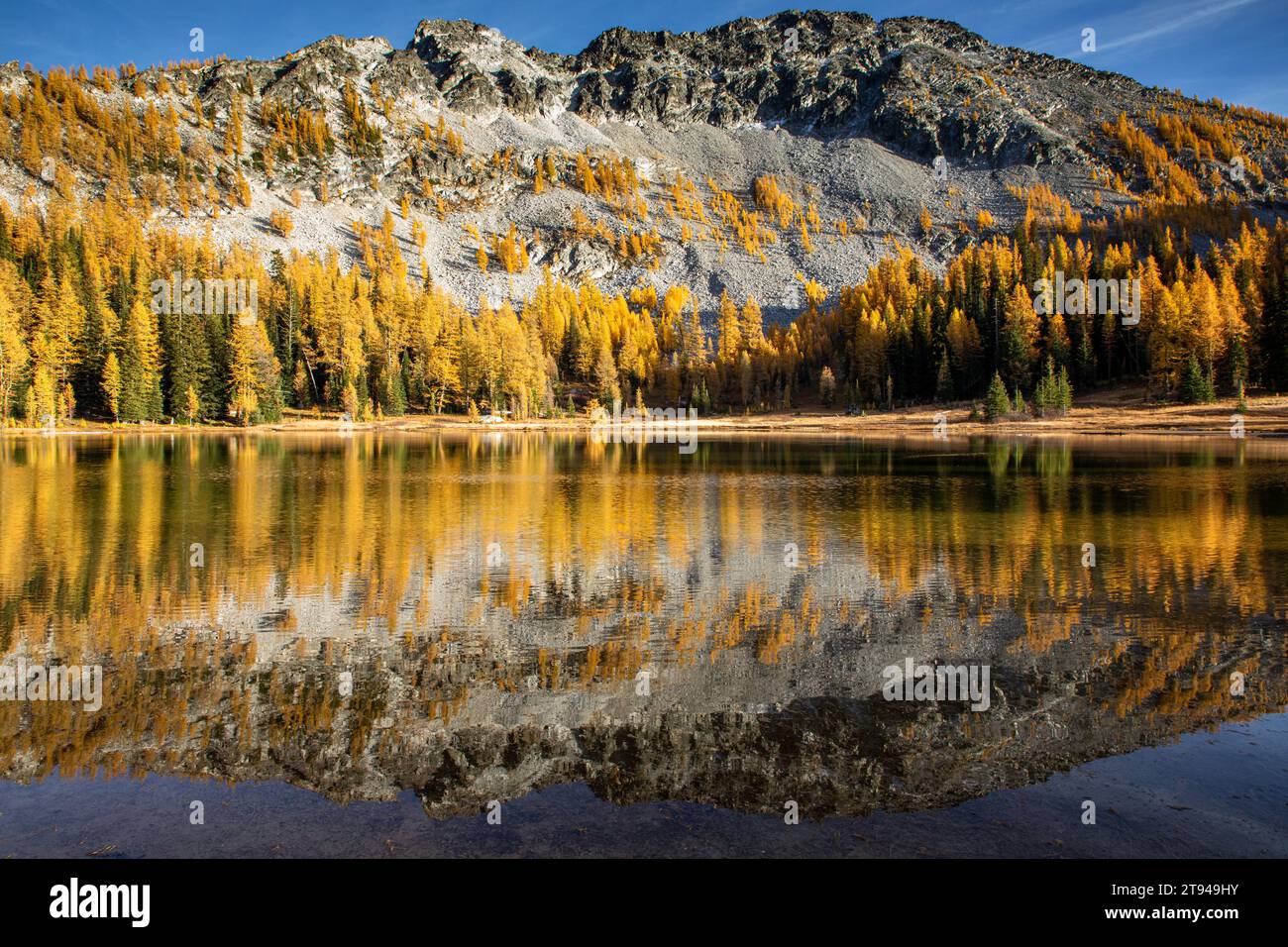 WA23754-00...WASHINGTON - Sawtooth Ridge reflektiert im Boiling Lake; Okanogan National Forest. Stockfoto