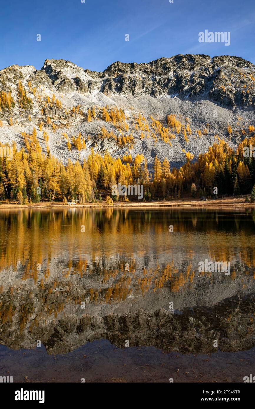 WA23755-00...WASHINGTON - Sawtooth Ridge reflektiert im Boiling Lake; Okanogan National Forest. Stockfoto