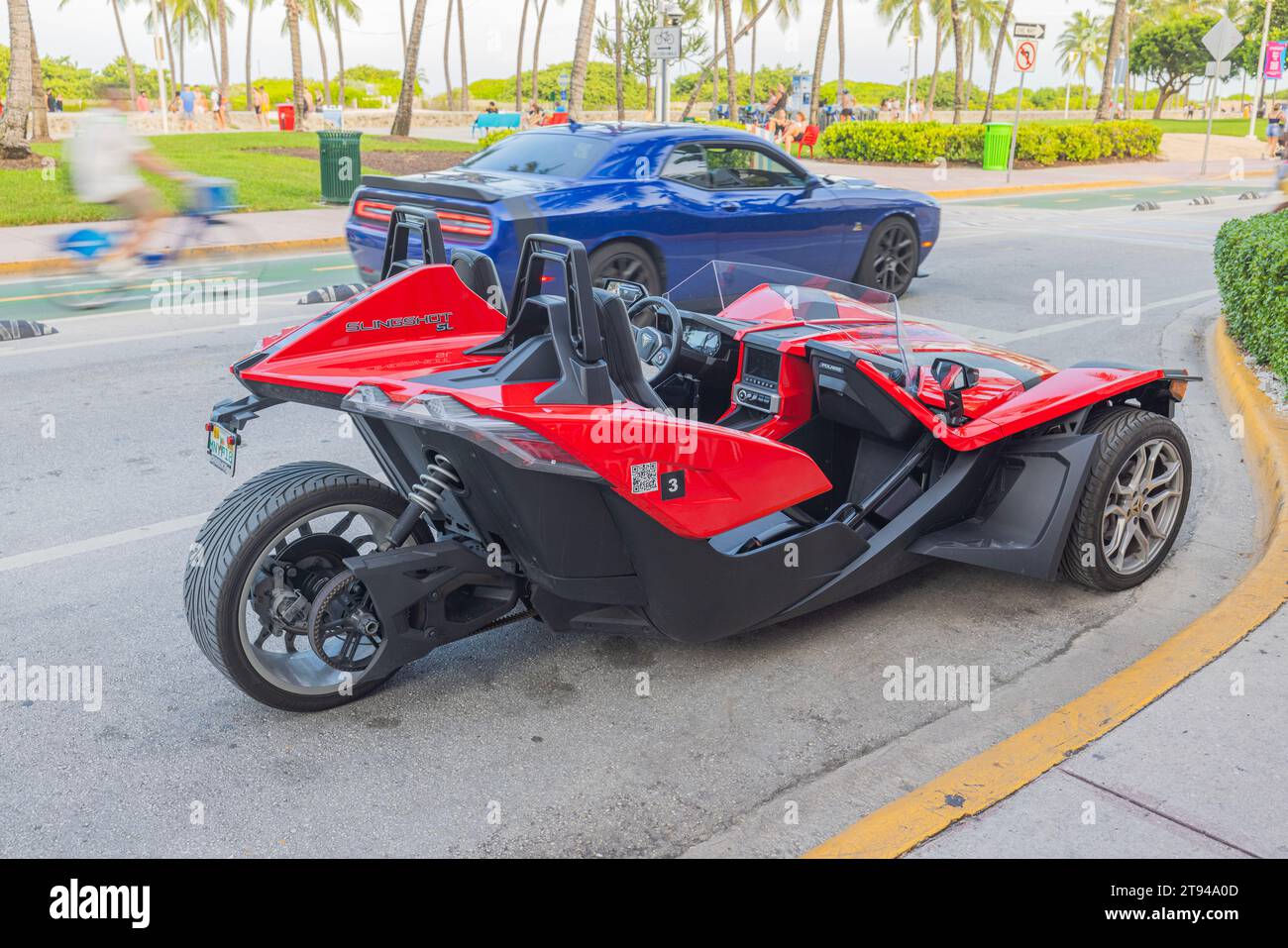 Seitenansicht der geparkten roten Polaris Slingshot am Ocean Drive in Miami Beach. Florida. USA. Stockfoto