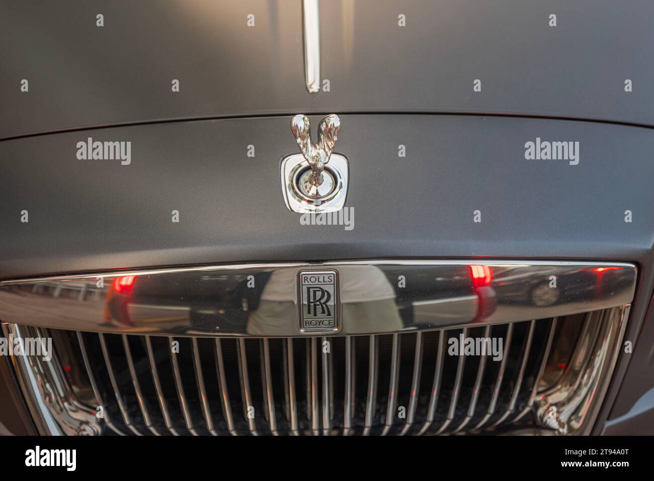 Nahaufnahme der markanten Symbole und Embleme auf dem schwarzen Rolls-Royce Luxuswagen. Miami Beach. USA. Stockfoto